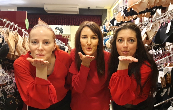Trzy kobiety przesyłające całusy